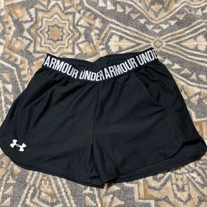 Black under armor shorts with pockets